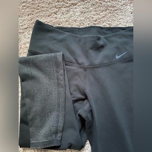 Nike leggings w print on bottom